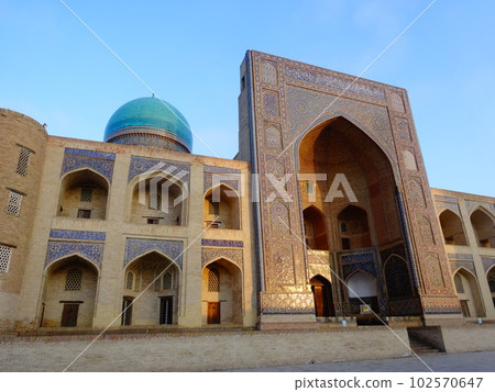 [Uzbekistan] Exterior and blue sky of Mir Arab Madrasah (Bukhara) 102570647
