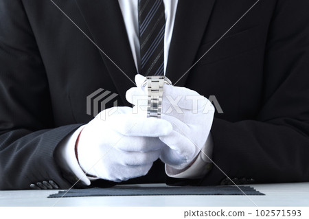 Appraisal image of a watch by an appraiser 102571593