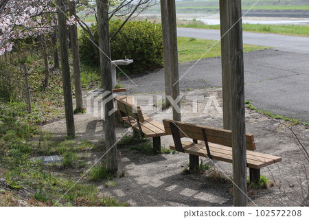 Spring park bench 102572208