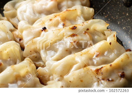 Reheat the gyoza in a frying pan. Reheat the gyoza in a frying pan. 102572263