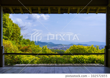 初夏從 Okochi Sanso 花園的 Gekkotei 眺望東山 102572855