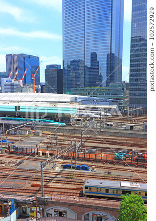 東京東京站進出站的電車風景 102572929