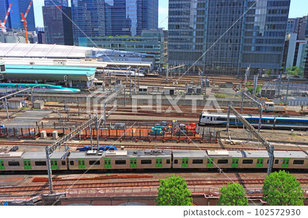 東京東京站進出站的電車風景 102572930