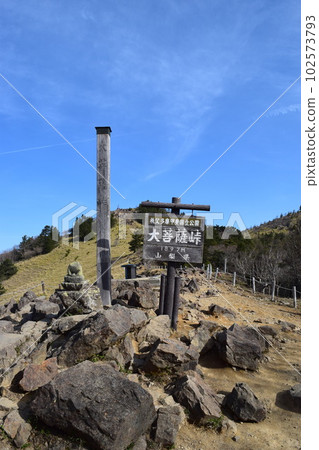 Daibosatsu Pass toward the ridgeline of 100 famous mountains "Daibosatsu Ridge" 102573793