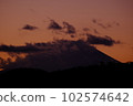 黃昏時有云的富士 102574642