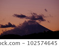 黃昏時有云的富士 102574645