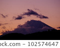 黃昏時有云的富士 102574647