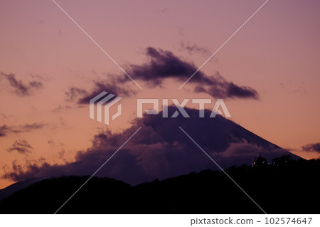 Fuji with clouds at dusk 102574647