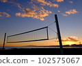 日出照亮的排球網 102575067