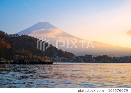 Lake Kawaguchiko at sunset with a magnificent view of Mount Fuji in Japan Lake Kawaguchiko at sunset with a magnificent view of Mount Fuji in Japan 102576079