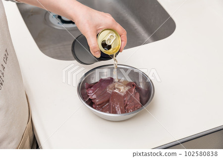[Preparing the stir-fried pork liver with beer] 102580838