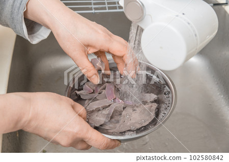 【將爆好的豬肝用啤酒在流水下沖洗】 【將爆好的豬肝用啤酒在流水下沖洗】 102580842