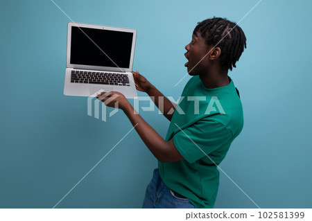 positive american man showing laptop screen on studio background with mockup and copy space positive american man showing laptop screen on studio background with mockup and copy space 102581399