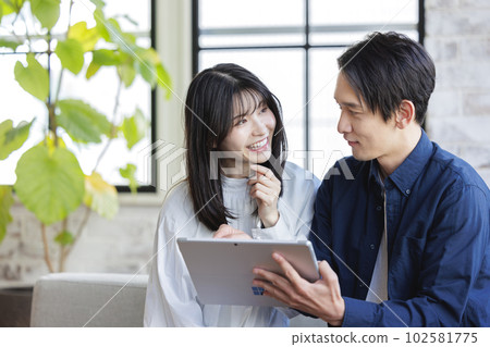 看片的女孩 看片的女孩 102581775