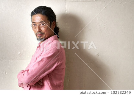 A middle-aged man looking at his eyes while folding his arms Portrait A middle-aged man looking at his eyes while folding his arms Portrait 102582249
