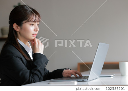 Business woman thinking with her hand on her chin_1 Business woman thinking with her hand on her chin_1 102587201