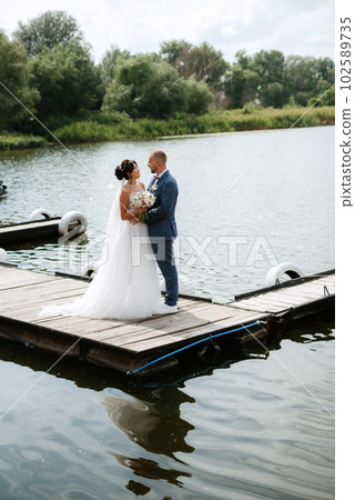 the first meeting of the bride and groom the first meeting of the bride and groom 102589735