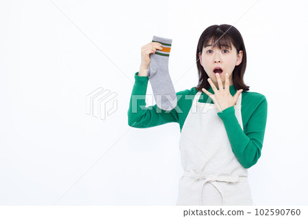 因室內晾曬衣物有異味而煩惱的三十多歲家庭主婦 因室內晾曬衣物有異味而煩惱的三十多歲家庭主婦 102590760