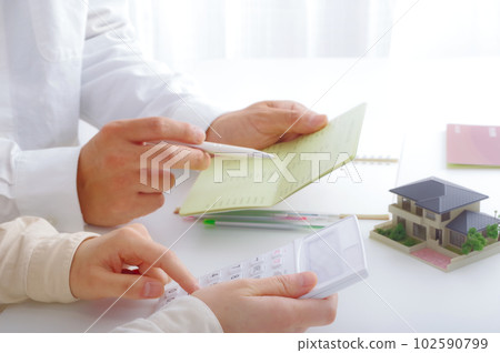 一對夫婦討論家庭金錢 一對夫婦討論家庭金錢 102590799