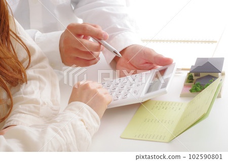 一對夫婦討論家庭金錢 一對夫婦討論家庭金錢 102590801