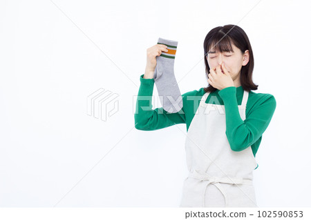 A housewife in her thirties who is in trouble because the laundry that she dried indoors stinks 102590853