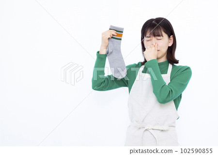 A housewife in her thirties who is in trouble because the laundry that she dried indoors stinks 102590855