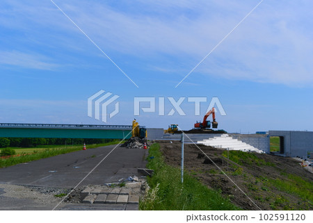 2023 年 5 月埼玉縣美里市江戶川新橋施工現場周圍的風景 102591120
