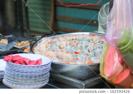 The original chive cake of the Tieu people sold for more than 40 years at Xa Tay market The original chive cake of the Tieu people sold for more than 40 years at Xa Tay market 102593426