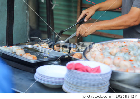 The original chive cake of the Tieu people sold for more than 40 years at Xa Tay market in Chinese street, Ho Chi Minh City The original chive cake of the Tieu people sold for more than 40 years at Xa Tay market in Chinese street, Ho Chi Minh City 102593427