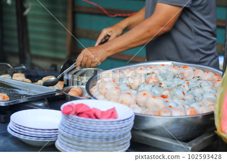 The original chive cake of the Tieu people sold for more than 40 years at Xa Tay market in Chinese street, Ho Chi Minh City 102593428