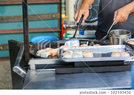 The original chive cake of the Tieu people sold for more than 40 years at Xa Tay market in Chinese street, Ho Chi Minh City The original chive cake of the Tieu people sold for more than 40 years at Xa Tay market in Chinese street, Ho Chi Minh City 102593430