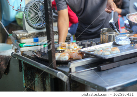 The original chive cake of the Tieu people sold for more than 40 years at Xa Tay market in Chinese street, Ho Chi Minh City The original chive cake of the Tieu people sold for more than 40 years at Xa Tay market in Chinese street, Ho Chi Minh City 102593431