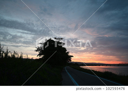 on the riverbed in the morning 102593476