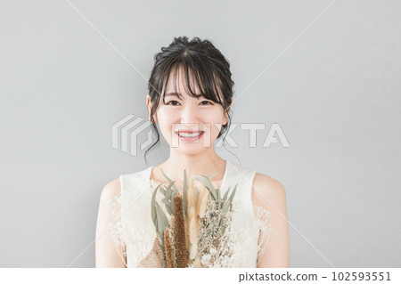 有花束的亞裔婦女(新娘,新娘,婚姻) 有花束的亞裔婦女(新娘,新娘,婚姻) 102593551