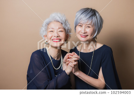 兩個頭髮花白的女人 兩個頭髮花白的女人 102594003