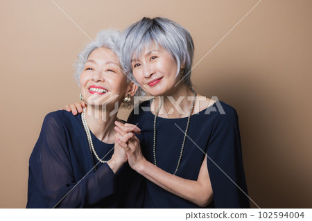 兩個頭髮花白的女人 兩個頭髮花白的女人 102594004