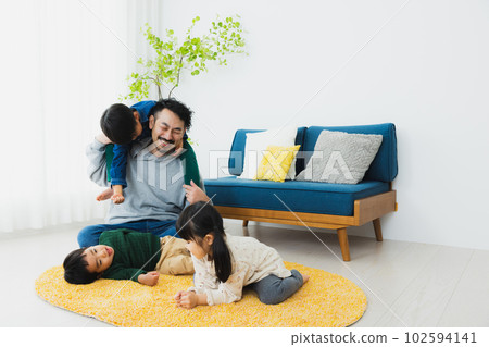 A father who has a hard time playing with his children 102594141