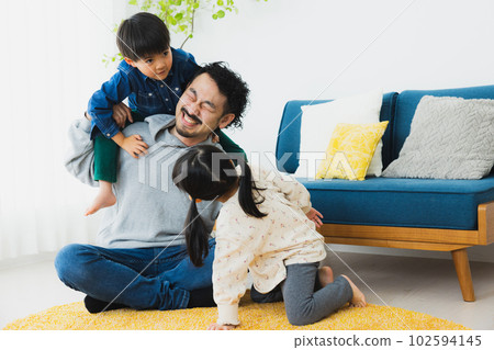 一個很難陪孩子玩耍的父親 102594145