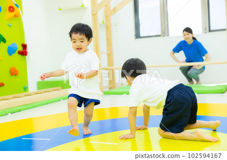 正在午睡的孩子 102594167