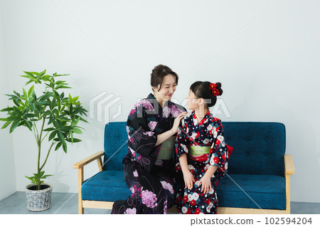 Yukata family dressing 102594204