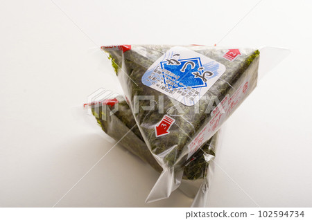 Convenience store rice ball 102594734