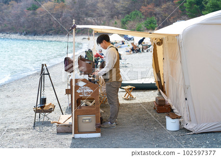 享受露營的男人的形象 102597377