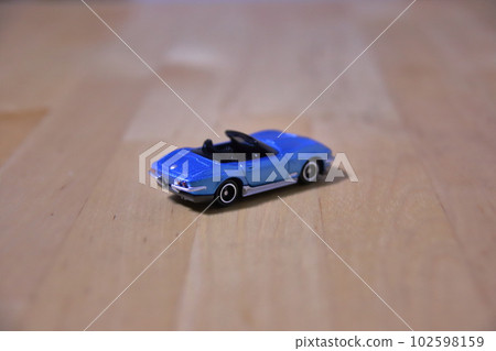 1 輛淺藍色敞篷微型車 102598159