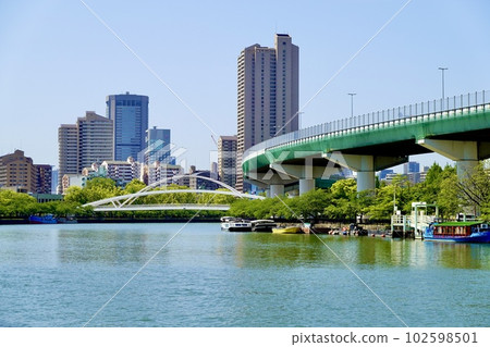 從大阪市宮古島區毛馬倉之宮公園眺望阪神高速公路立交橋和橫跨大川的飛翔橋 102598501