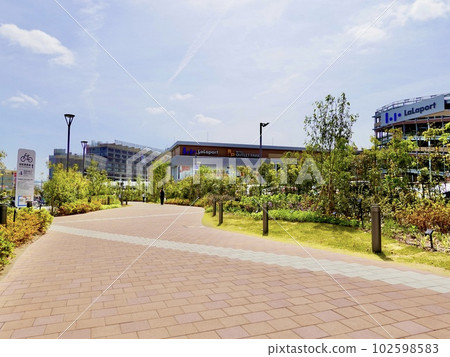 LaLaport Kadoma,大阪府門真市三井奧特萊斯購物城入口處的人行道景觀 LaLaport Kadoma,大阪府門真市三井奧特萊斯購物城入口處的人行道景觀 102598583