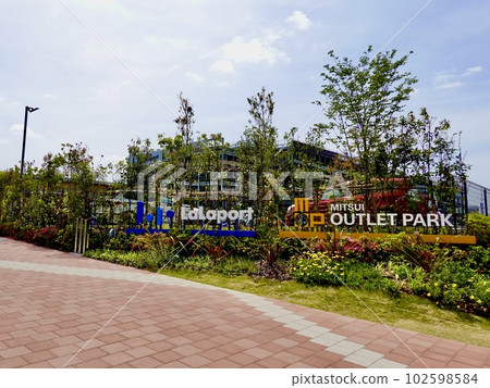 LaLaport Kadoma, view of the promenade at the entrance of Mitsui Outlet Park, Kadoma City, Osaka Prefecture 102598584