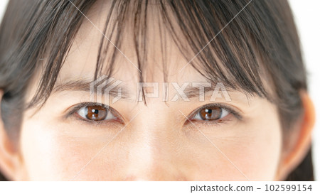 女性眼睛向上 102599154