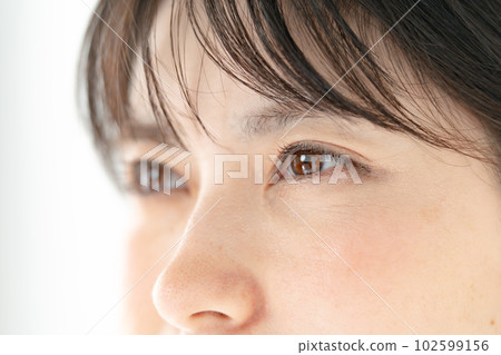 Female eyes up 102599156