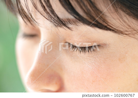 Female eyes up 102600767