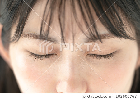 Female eyes up 102600768